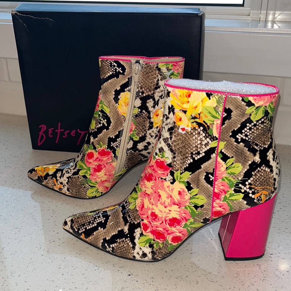 NIB Betsey Johnson Cait pink floral snake boots